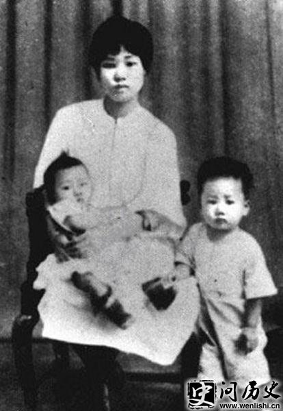 杨开慧与幼儿时的毛岸英、毛岸青合影。 杨开慧与幼儿时的毛岸英、毛岸青合影。