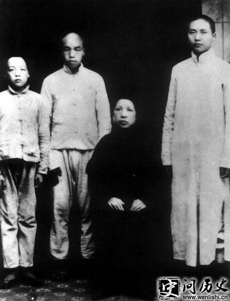 1919年,毛泽东与毛泽民、毛泽覃与母亲合影。 1919年,毛泽东与毛泽民、毛泽覃与母亲合影。