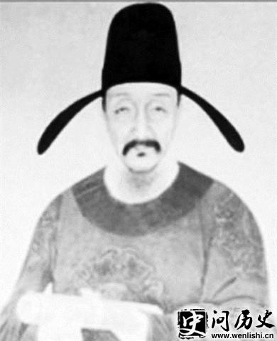 仭
