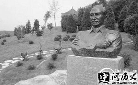 李四光的铜像