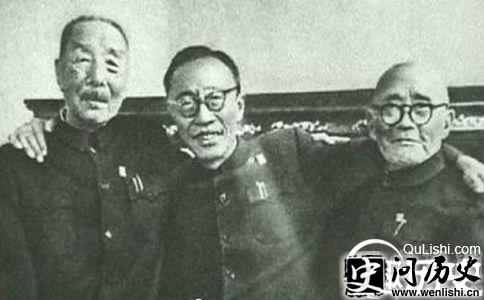 熊秉坤(右一)