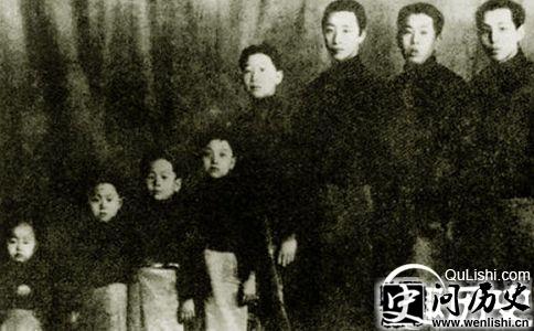 张作霖的八个儿子合影