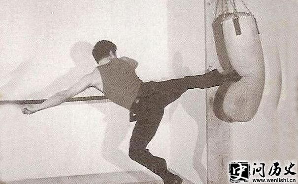 СƬ