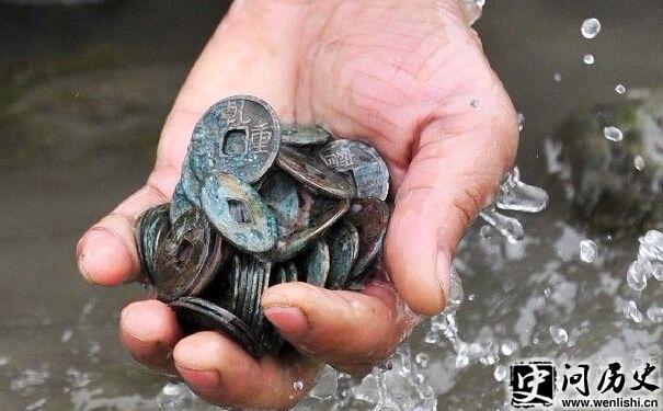 金马河中挖出的古钱币