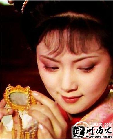 《红楼梦》宝钗手持金锁剧照