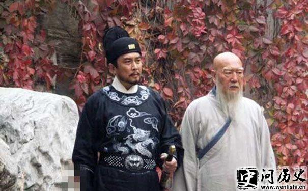 馾