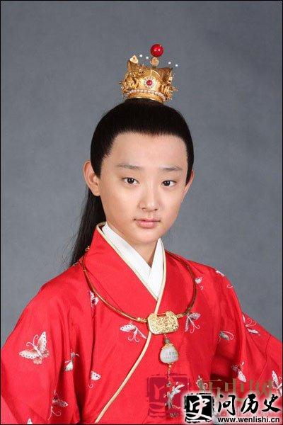 《红楼梦》中贾宝玉的原型是谁?通灵宝玉在书中有何作用?