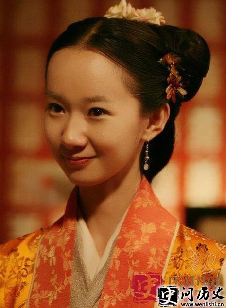 《红楼梦》中彩霞的结局如何?彩霞和彩云的关系