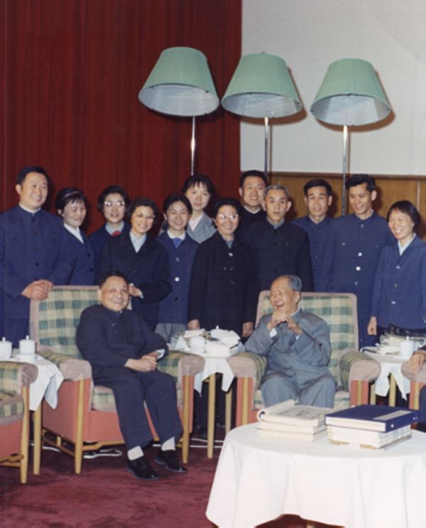 1975年，毛泽东与邓小平以及毛泽东身边工作人员在中南海书房里一同合影。