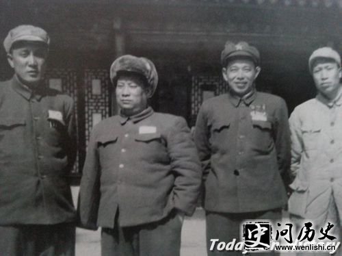 贺炳炎(左二)