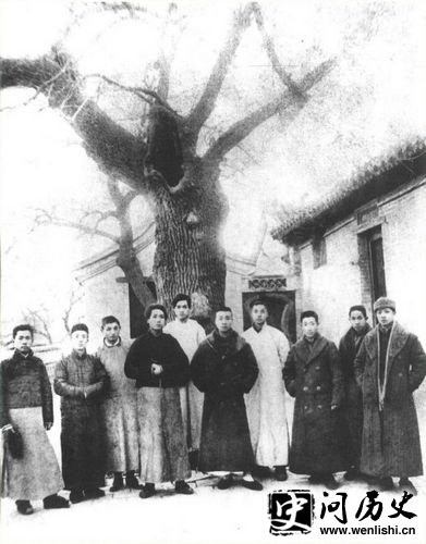 1920年1月18日,毛泽东(左四)同进步团体辅社成员在北京陶然亭合影。
