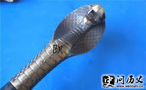 欧阳锋拿兵器的画照