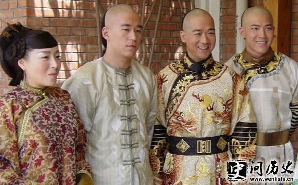 电视剧《少年宝亲王》弘昼(左2)剧照 电视剧《少年宝亲王》弘昼(左2)剧照