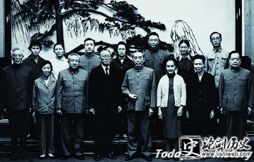 周恩来、廖承志会见顾毓琇全家