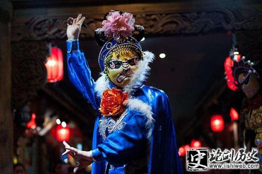 川剧中的变脸和喷火的绝活是如何做到的? 川剧中的变脸和喷火的绝活是如何做到的?