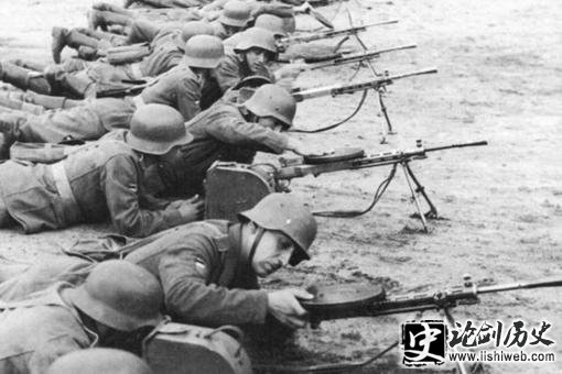 党卫军真的是二战德军的精锐部队吗?其实就是个捡破烂的 党卫军真的是二战德军的精锐部队吗?其实就是个捡破烂的